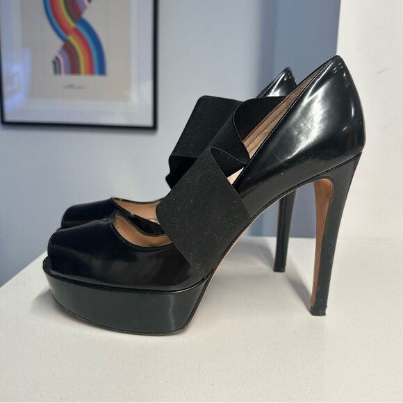 Stuart Weitzman Black Peep Toe Pumps in Polished Black Leather in Size 9 - Picture 6 of 12